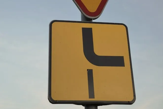 Skrzyżowanie z pierwszeństwem łamanym — kto ma pierwszeństwo i jak się zachować?