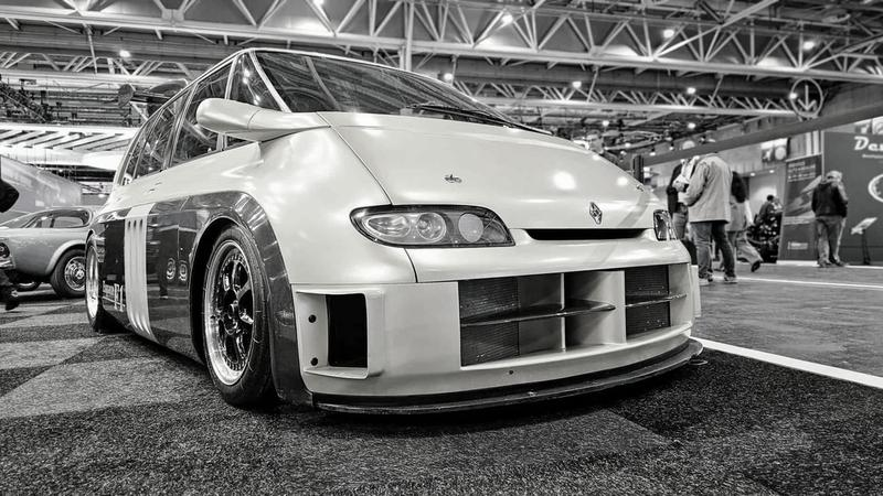 Minivan z silnikiem V10